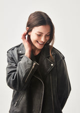 Jacket in soft lamb leather with bias zipper in front, lapels with push buttons, and long sleeves with zipper. The jacket is oversized. HullaMD jacket has bias front pockets with zip closure in front. Lined.