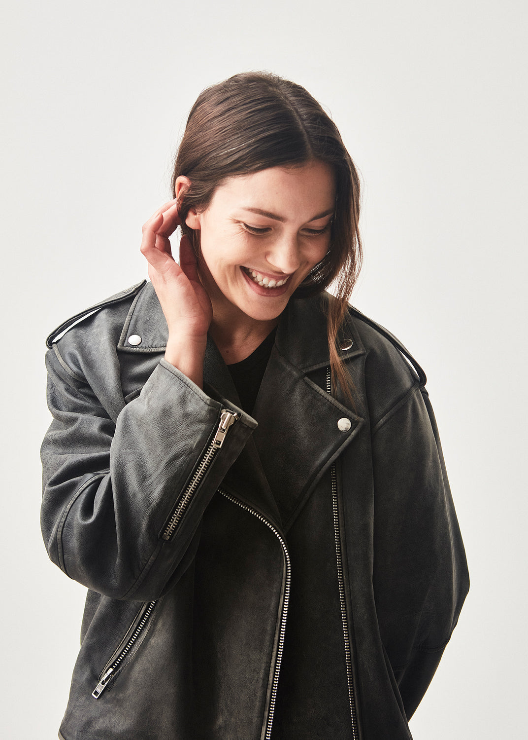 Jacket in soft lamb leather with bias zipper in front, lapels with push buttons, and long sleeves with zipper. The jacket is oversized. HullaMD jacket has bias front pockets with zip closure in front. Lined.