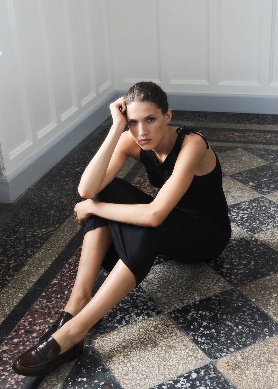 Long fitted dress in black in an elastic material. MaverickMD long dress is sleeveless and has a bowdetail on the shoulder.