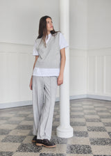 Soft, grey vest in a light knit. MayuMD vest has a v-neck and relaxed fit. The model is 177 cm and wears a size S/36. 
