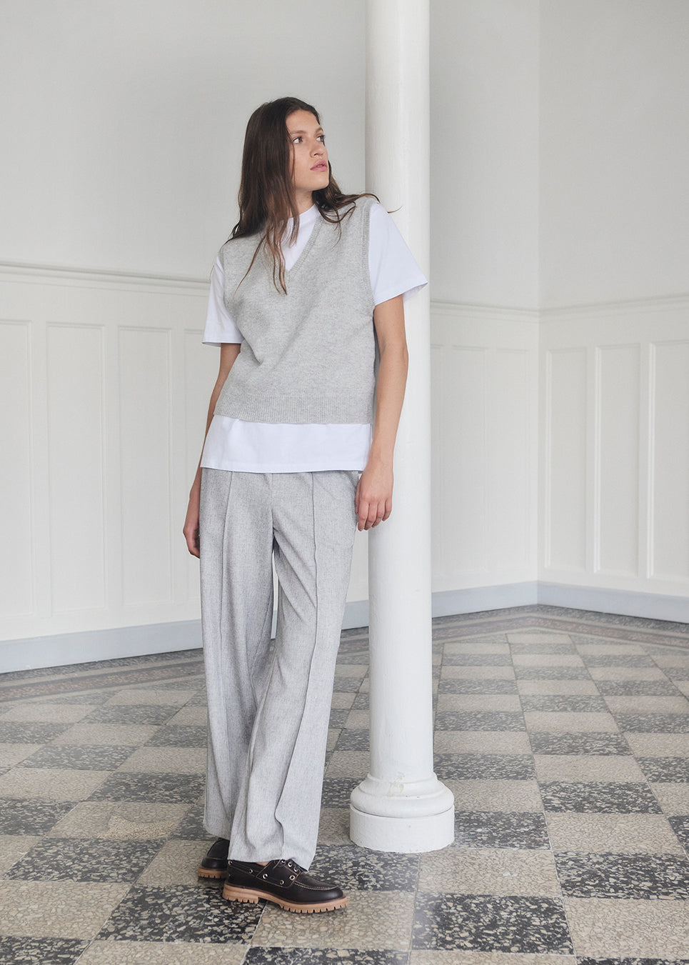 Soft, grey vest in a light knit. MayuMD vest has a v-neck and relaxed fit. The model is 177 cm and wears a size S/36. 