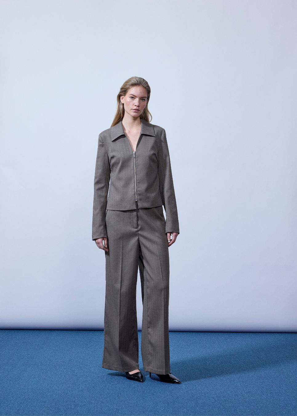 Fitted blazer with a zipper closure. Pedromd blazer has long sleeves, a V-neckline, and a shirt collar. The model is 175 cm and wears a size S/36.