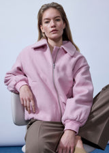 Padded bomber jacket in a wool mix. Ommimd jacket has a zipper closure, collar and two front pockets. The model is 175 cm and wears a size s/36.