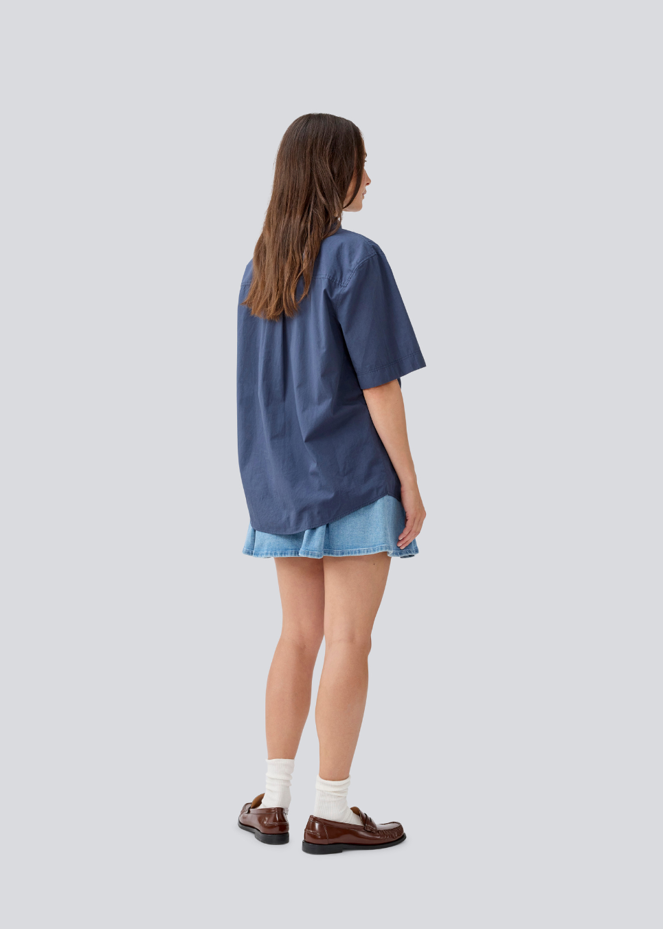 Shortsleeved shirt with a loose fit. MaudeMD SS shirt has cheast pocket, shirt collar and a button closure in front.