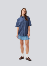 Shortsleeved shirt with a loose fit. MaudeMD SS shirt has cheast pocket, shirt collar and a button closure in front.