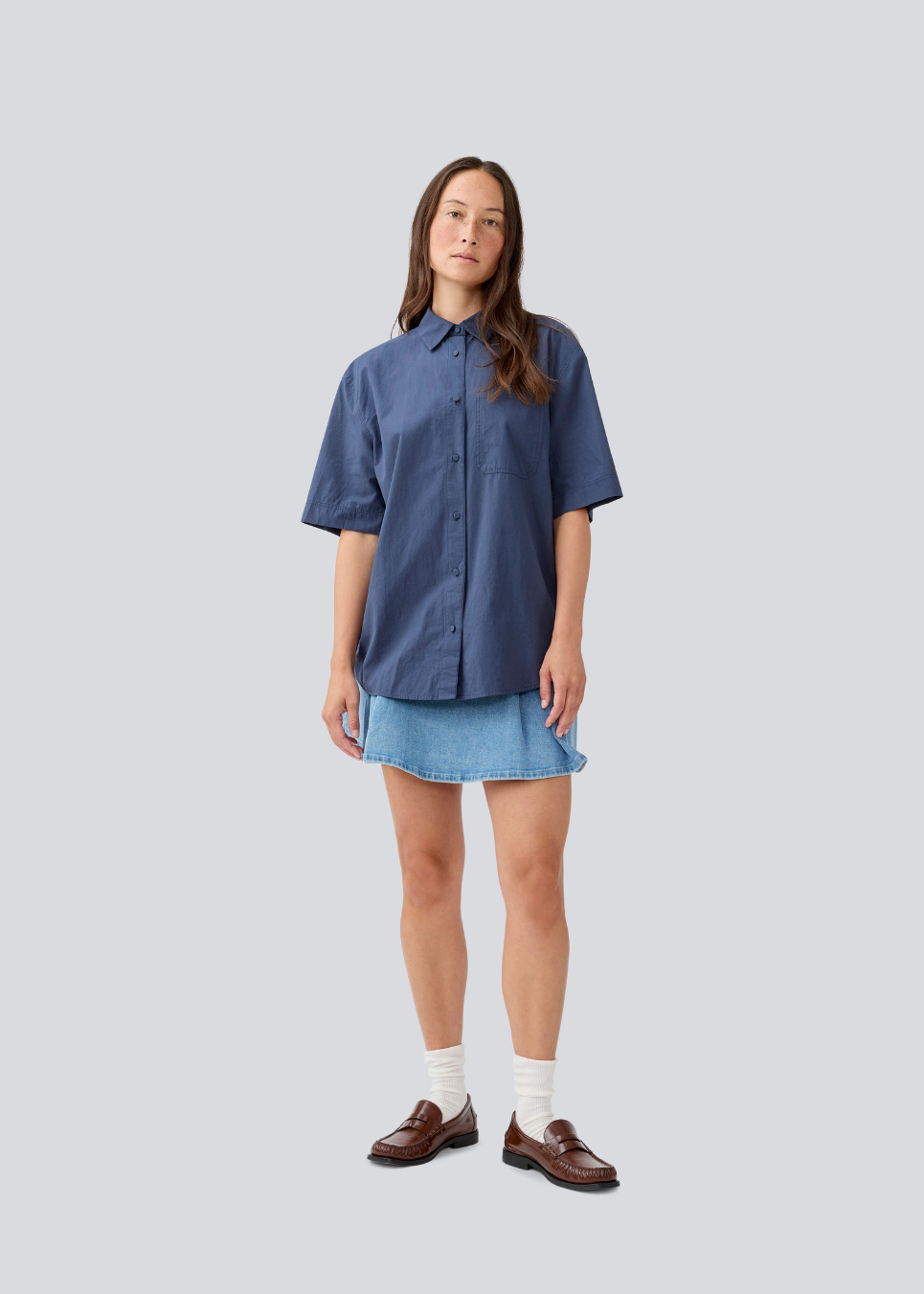 Shortsleeved shirt with a loose fit. MaudeMD SS shirt has cheast pocket, shirt collar and a button closure in front.