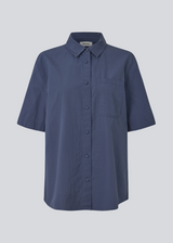 Shortsleeved shirt with a loose fit. MaudeMD SS shirt has cheast pocket, shirt collar and a button closure in front.