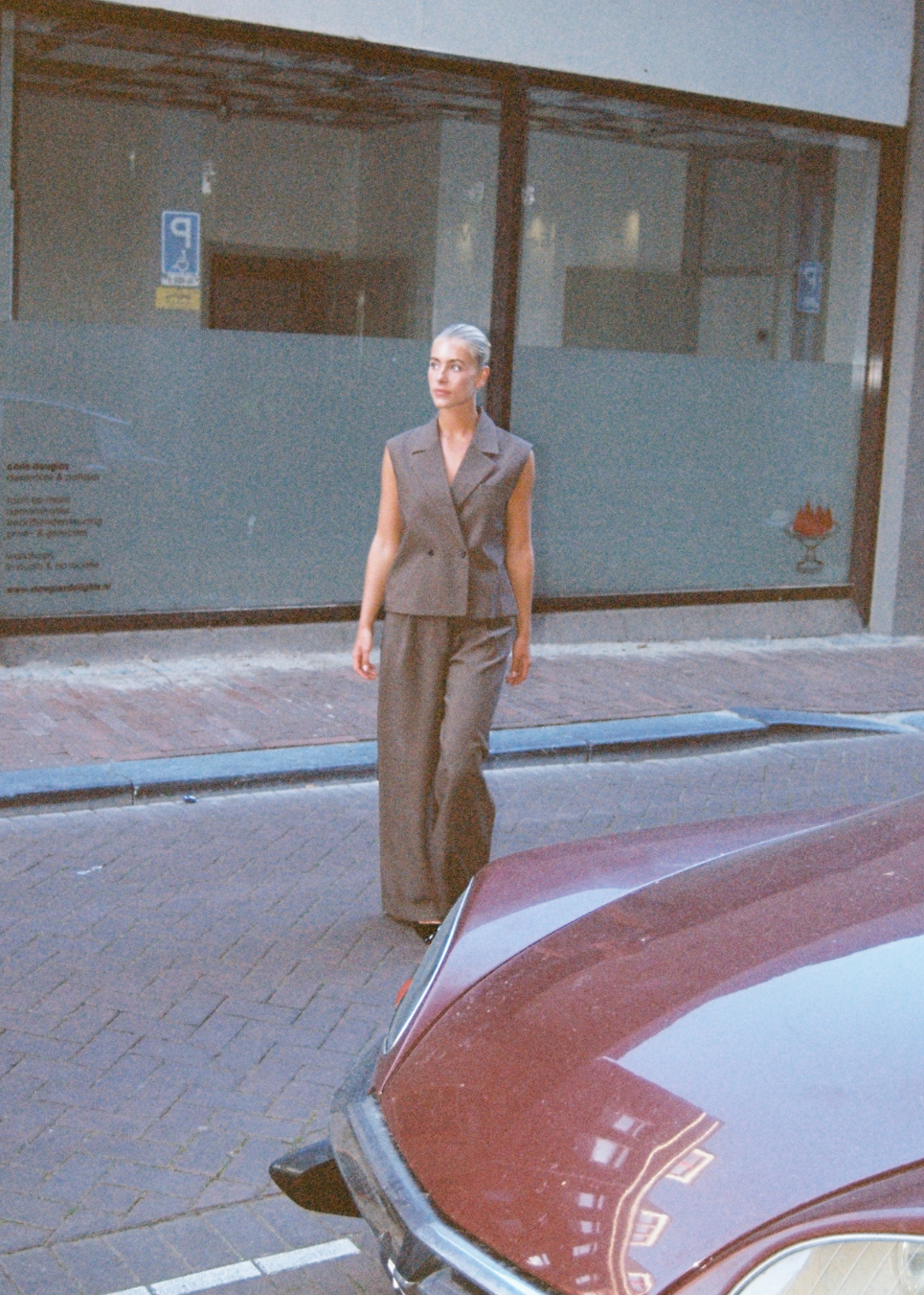 Loose vest in brown with a collar in our classic gale material. Galemd vest is sleeveless and has a front button closure. 