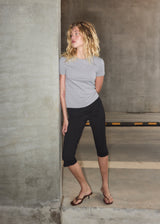 Black capri pants in a soft jersey material. Tanny capri pants has an elastic waistband and a slit with a zipper. The model is 175 cm and wears a size S/36.