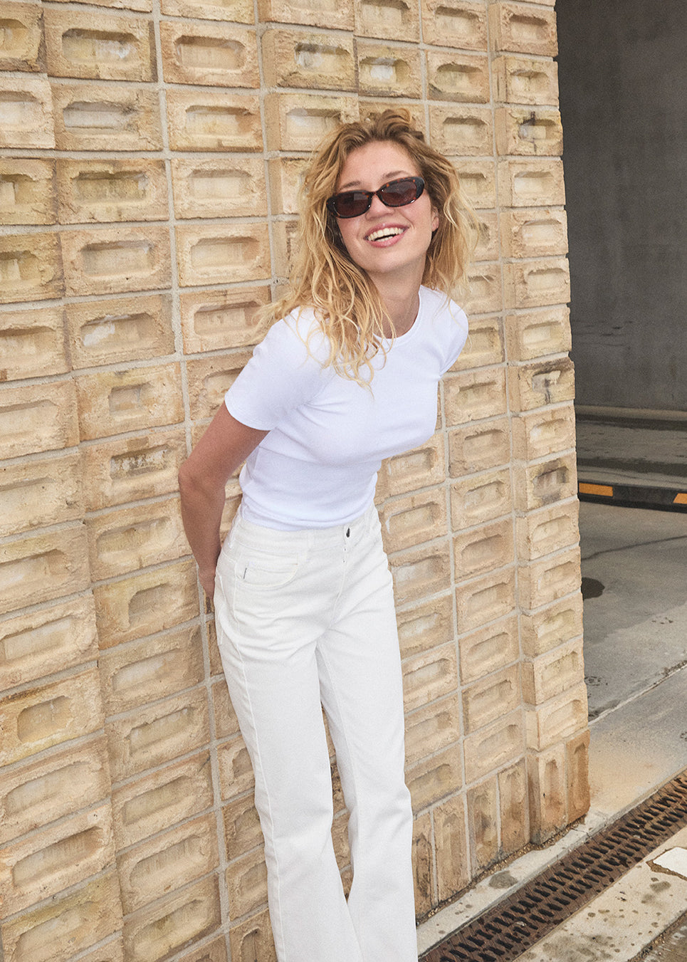 Flared jeans in white with of cotton denim. IsoldeMD solid cropped jeans have a high waist, zipper fly, and front and back pockets.
The model is 175cm and wears a size 27 (small).