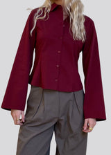 Classic fitted shirt in a cotton mix in a beautiful dark red color/burgundy. ToveMD shirt has a collar, button closure in front and long wide sleeves. The color matches the shirt in the model picture.
