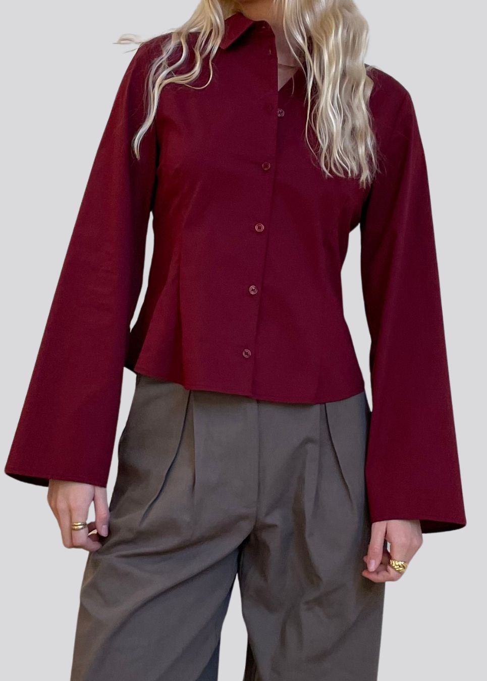 Classic fitted shirt in a cotton mix in a beautiful dark red color/burgundy. ToveMD shirt has a collar, button closure in front and long wide sleeves. The color matches the shirt in the model picture.