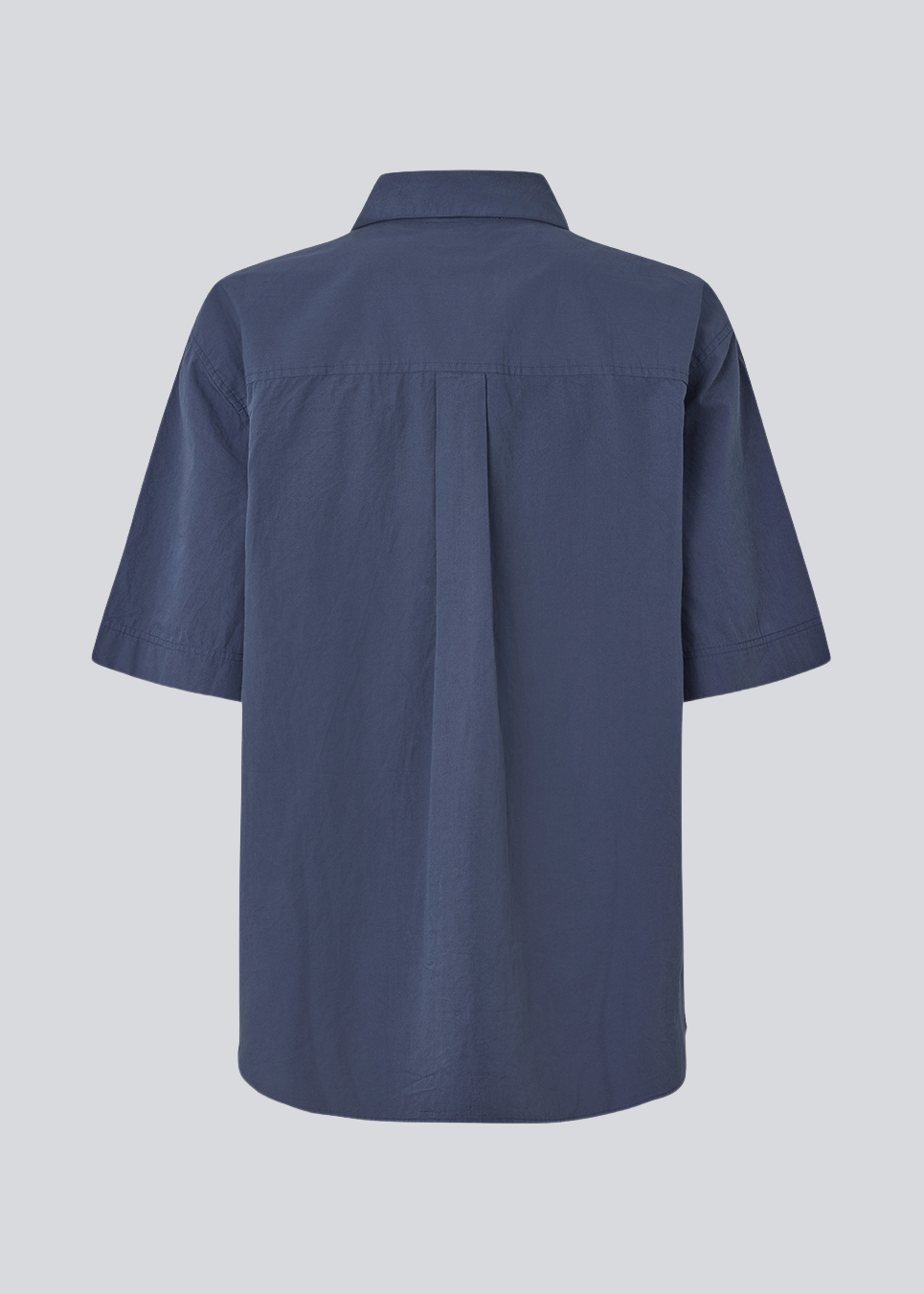 Shortsleeved shirt with a loose fit. MaudeMD SS shirt has cheast pocket, shirt collar and a button closure in front.