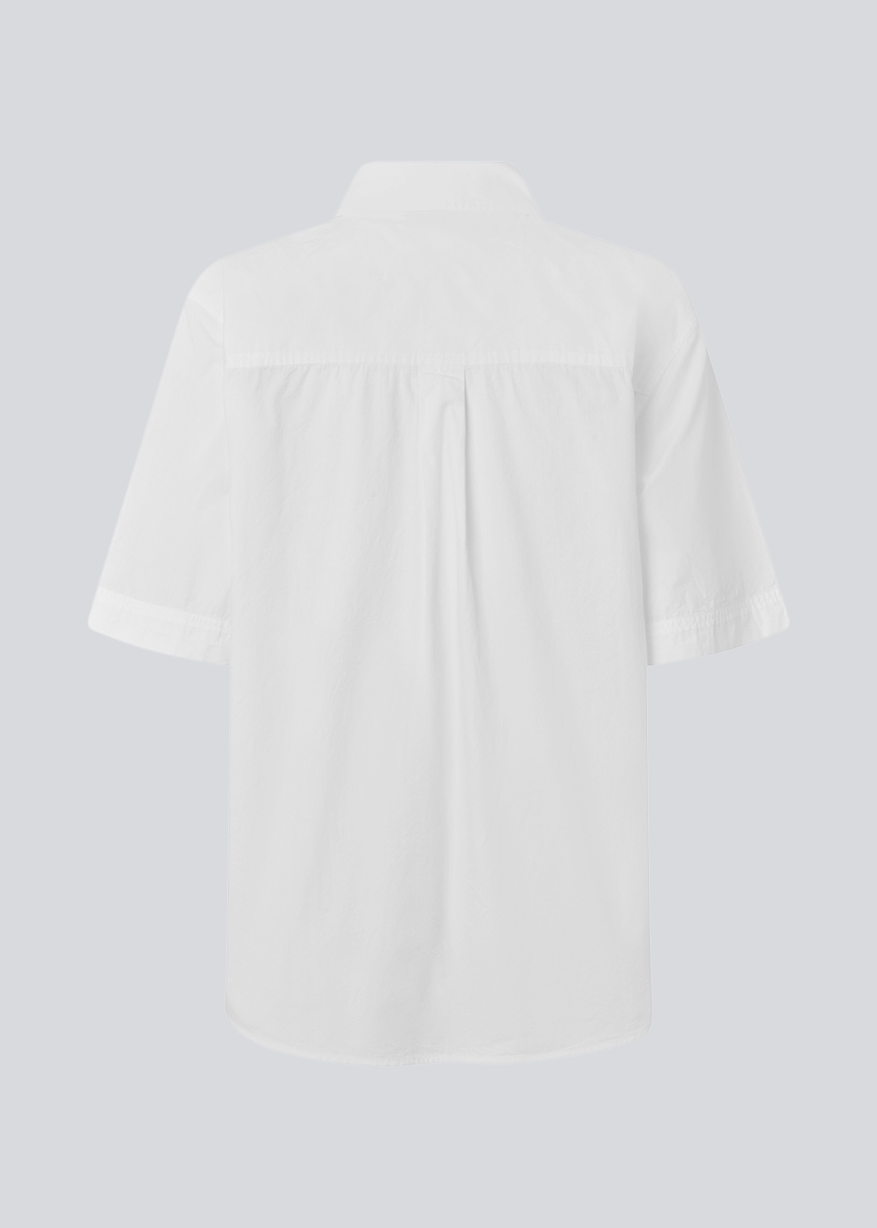 Shortsleeved shirt with a loose fit. MaudeMD SS shirt has cheast pocket, shirt collar and a button closure in front