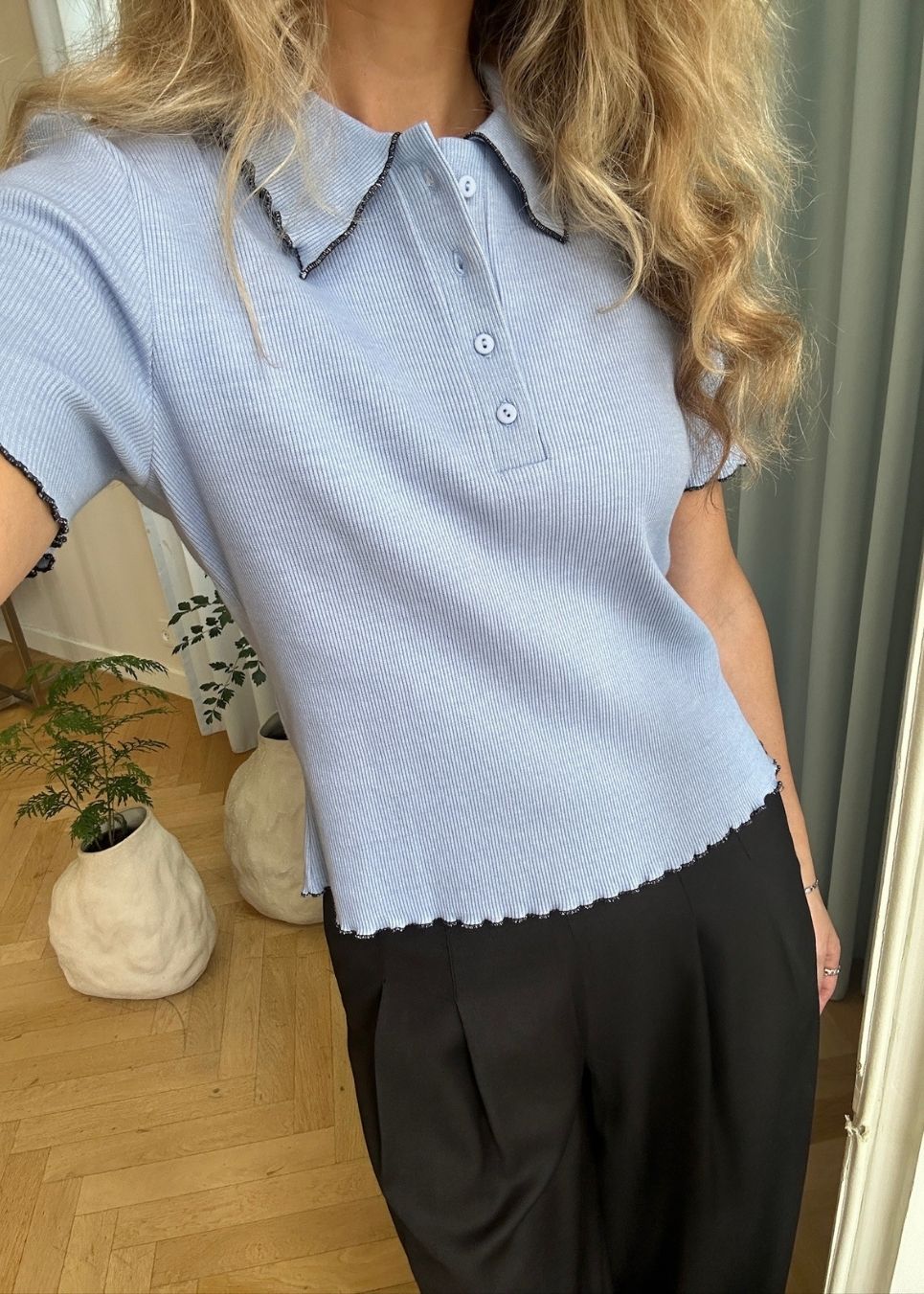 Fitted polo in jersey. MagdaloneMD polo has short sleeves and babylock edges.