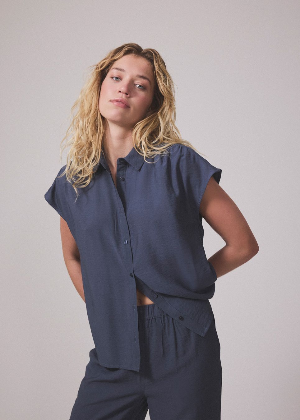 Blue pants with wide legs in EcoVero viscose. NickiMD pants have an elastic waistband and side pockets.