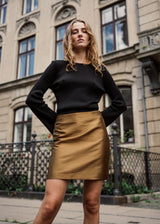 Fine black knit jumper in a drapy quality. TomMD o-neck has a slightly cropped length with long, flared sleeves. Ribknit on neckline and hem.