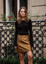 Fine black knit jumper in a drapy quality. TomMD o-neck has a slightly cropped length with long, flared sleeves. Ribknit on neckline and hem.