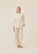 Suit pants with medium-high waist, pleats and wide legs. IsabelMD pants a zipper side pockets and paspoil back pockets.