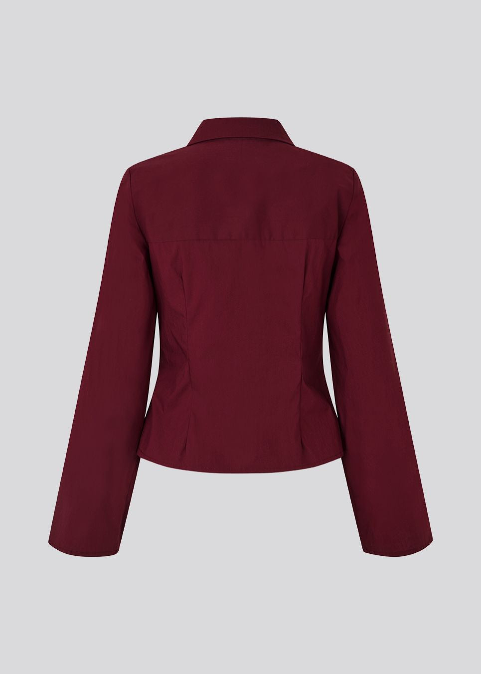 Classic fitted shirt in a cotton mix in a beautiful dark red color/burgundy. ToveMD shirt has a collar, button closure in front and long wide sleeves. The color matches the shirt in the model picture.