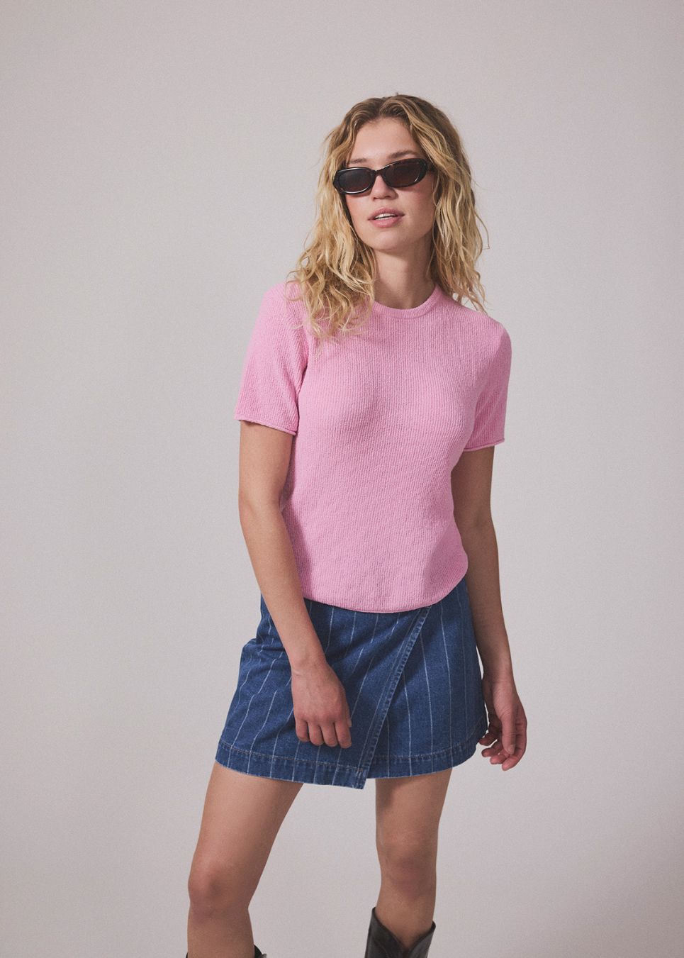 Denim short skirt in cotton denim. IsoldeMD jacquard skirt has an asymmetrical closure in front and is closed with a button.