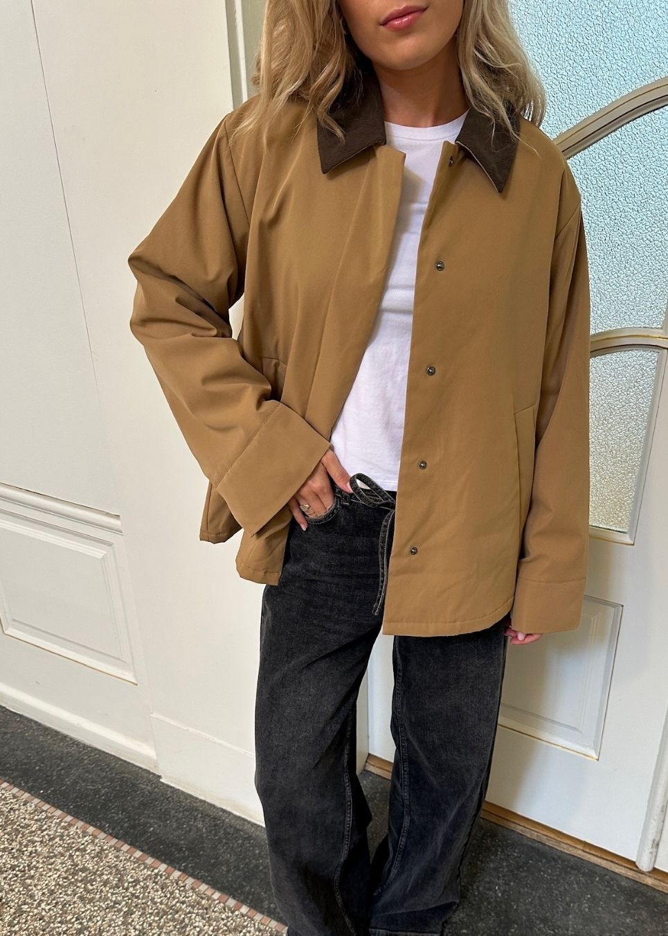 Lose jacket in beige with a contrast corduroy collar and hidden press buttons. Orkidemd jacket has an inverted pleat on the back.