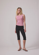 Black capri pants in a soft jersey material. Tanny capri pants has an elastic waistband and a slit with a zipper. The model is 175 cm and wears a size S/36.