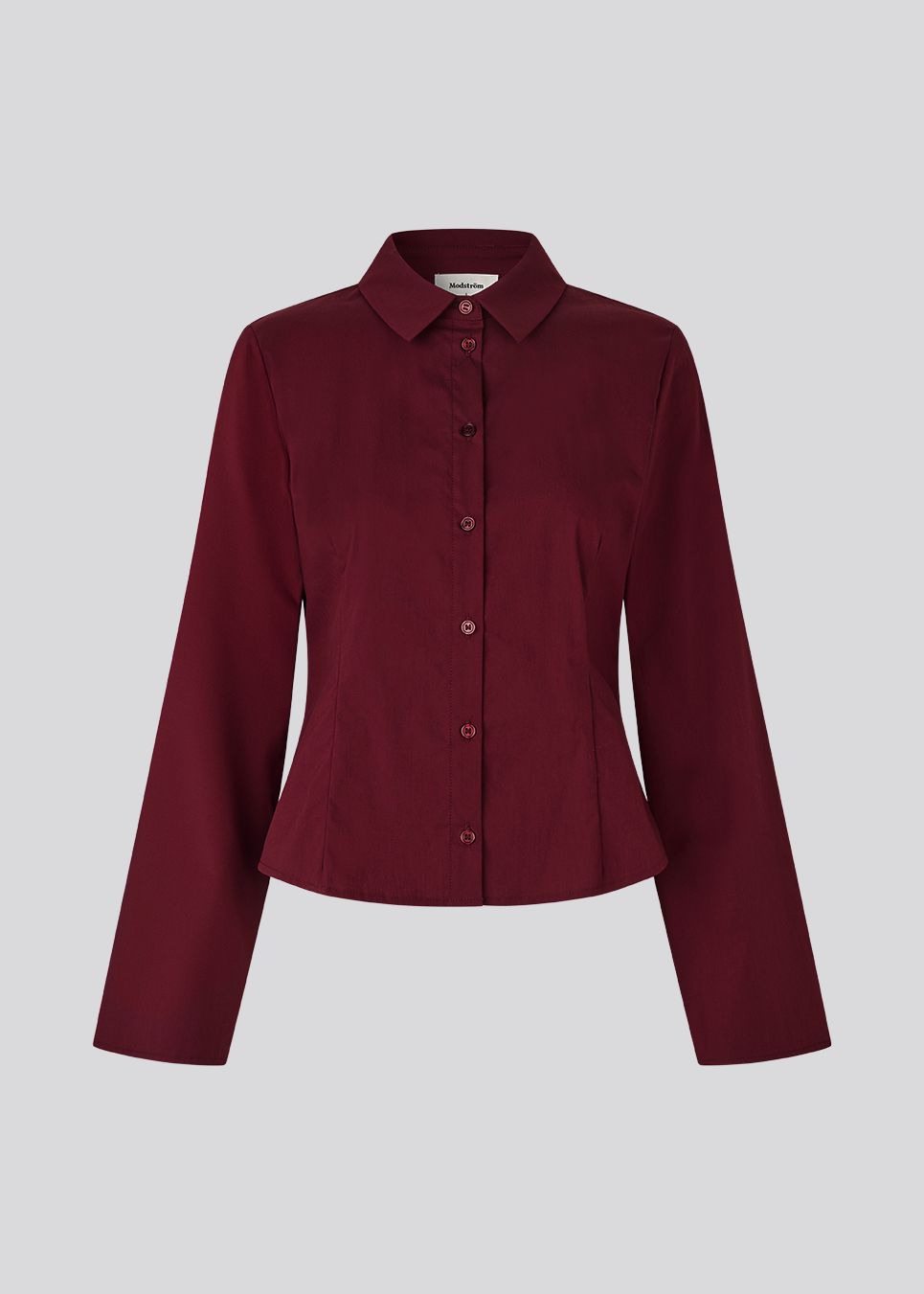 Classic fitted shirt in a cotton mix in a beautiful dark red color/burgundy. ToveMD shirt has a collar, button closure in front and long wide sleeves. The color matches the shirt in the model picture.