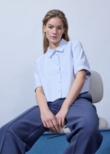 Cropped shirt with rhinestones and puff sleeves Patriziomd shirt has a shirt collar and button closure in front. The model is 175 cm and wears a size s/36.