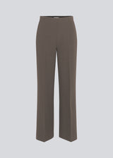 Classic pants in brown with pressfolds and straight legs. Nelli pants are closed by an hidden zipper at the side with an elastic waistband for a more comfortable fit. 