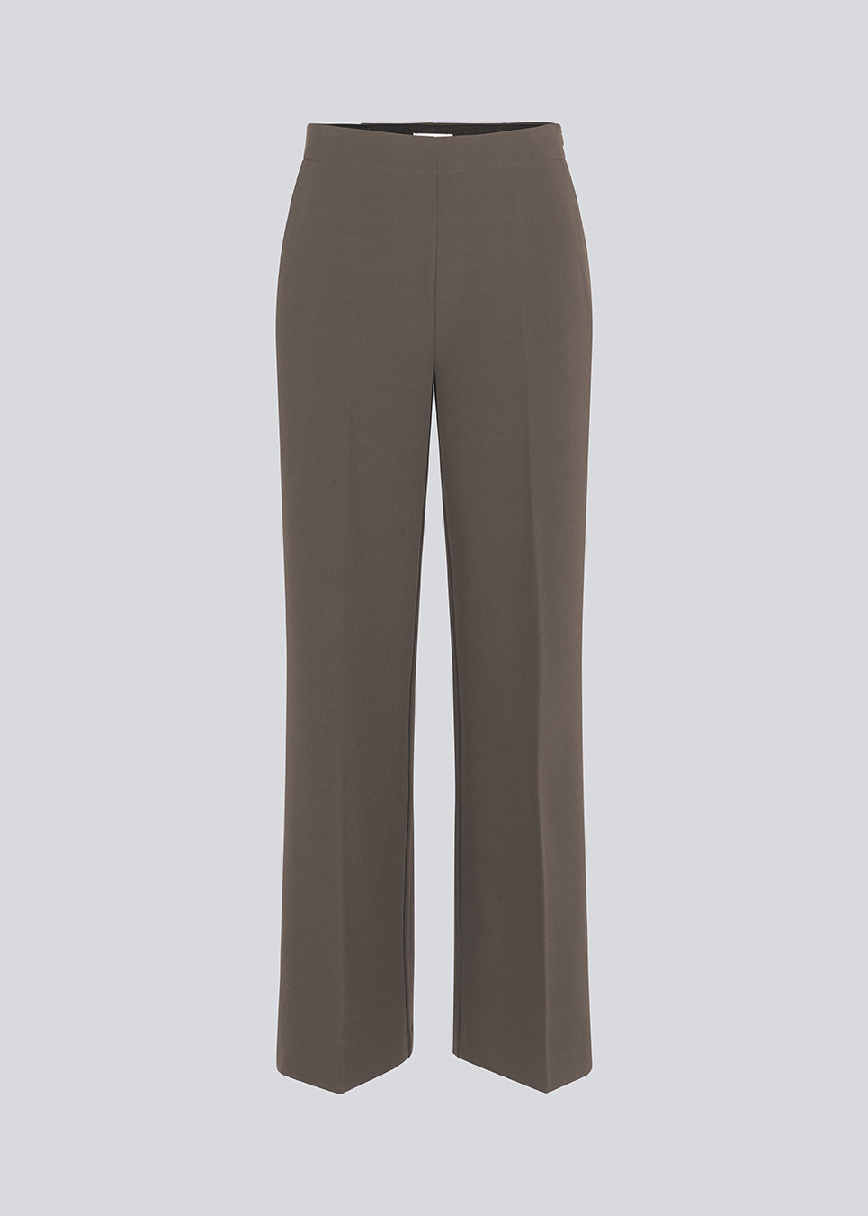 Classic pants in brown with pressfolds and straight legs. Nelli pants are closed by an hidden zipper at the side with an elastic waistband for a more comfortable fit. 