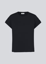 T-shirt in black in organic cotton with a slightly cropped length. BrazilMD short t-shirt has a rounder neck and rolled-up sleeves. 