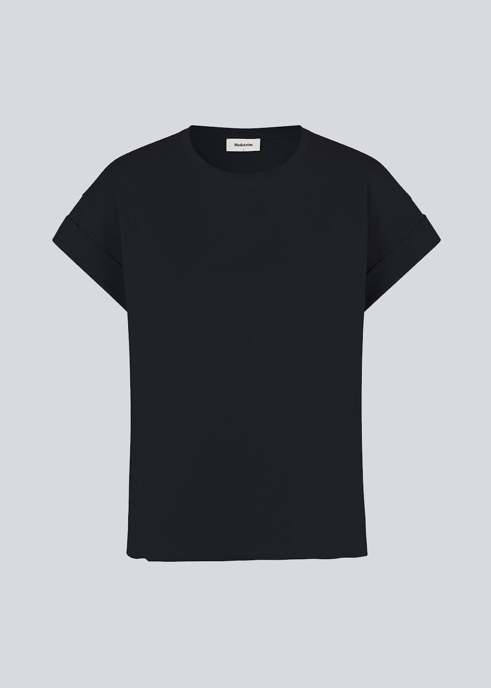 T-shirt in black in organic cotton with a slightly cropped length. BrazilMD short t-shirt has a rounder neck and rolled-up sleeves. 