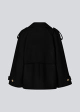 Cropped double-breasted wool coat with hidden buttons. EsmundMD jacket has classic coat details with raglan sleeves and an high yoke at the back. Lined. The model is 175 cm and wears a size S/36.