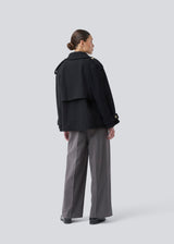 Cropped double-breasted wool coat with hidden buttons. EsmundMD jacket has classic coat details with raglan sleeves and an high yoke at the back. Lined. The model is 175 cm and wears a size S/36.