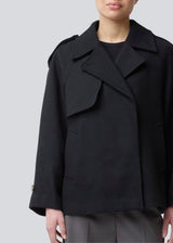 Cropped double-breasted wool coat with hidden buttons. EsmundMD jacket has classic coat details with raglan sleeves and an high yoke at the back. Lined. The model is 175 cm and wears a size S/36.