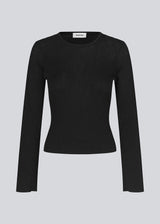 Fine black knit jumper in a drapy quality. TomMD o-neck has a slightly cropped length with long, flared sleeves. Ribknit on neckline and hem. The model is 175 cm and wears a size S/36.