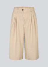 Long shorts with pleats in beige. Galemd 2 long shorts have an elastic waist, fly and side pockets.