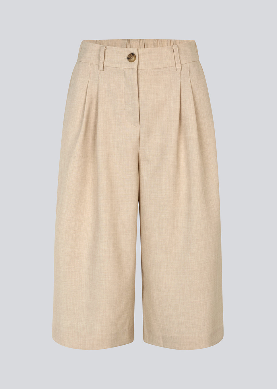 Long shorts with pleats in beige. Galemd 2 long shorts have an elastic waist, fly and side pockets.