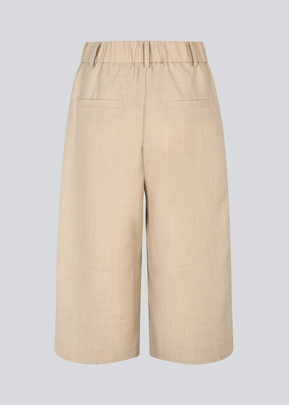 Long shorts with pleats in beige. Galemd 2 long shorts have an elastic waist, fly and side pockets.