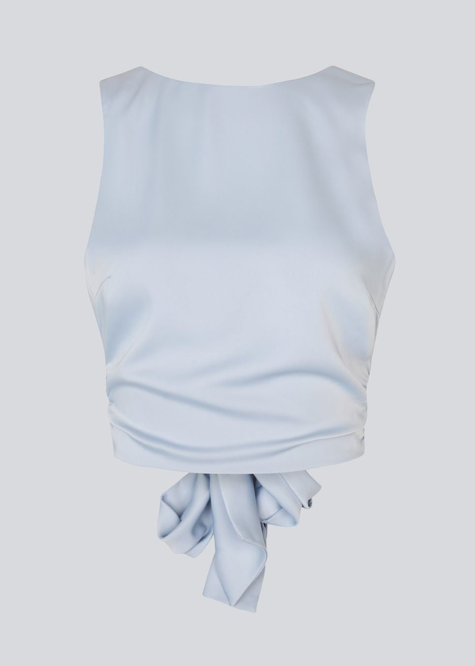 The sleeveless top is satin and light gray'ish blue. TailorMD top has an open back with a tieband. The model is 177 cm and wears a size S/36.