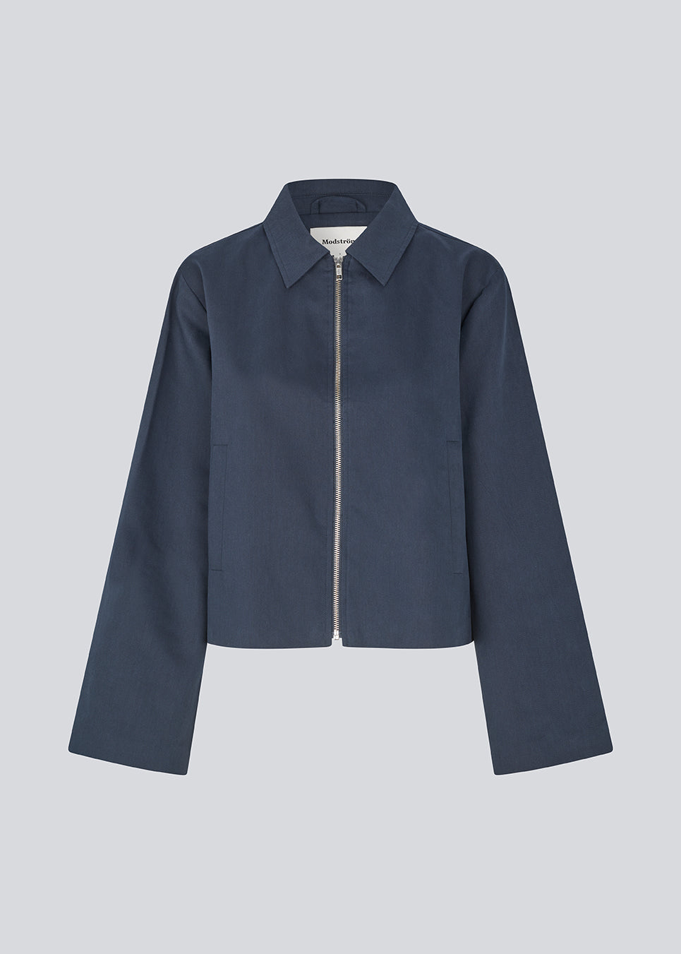 Simple jacket in navy with wide sleeves in a cotton mix. NalaniMD jacket has a loose fit, zipper closure and two front pockets. 
