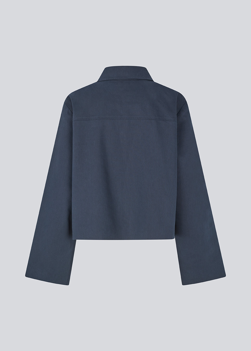 Simple jacket in navy with wide sleeves in a cotton mix. NalaniMD jacket has a loose fit, zipper closure and two front pockets. 