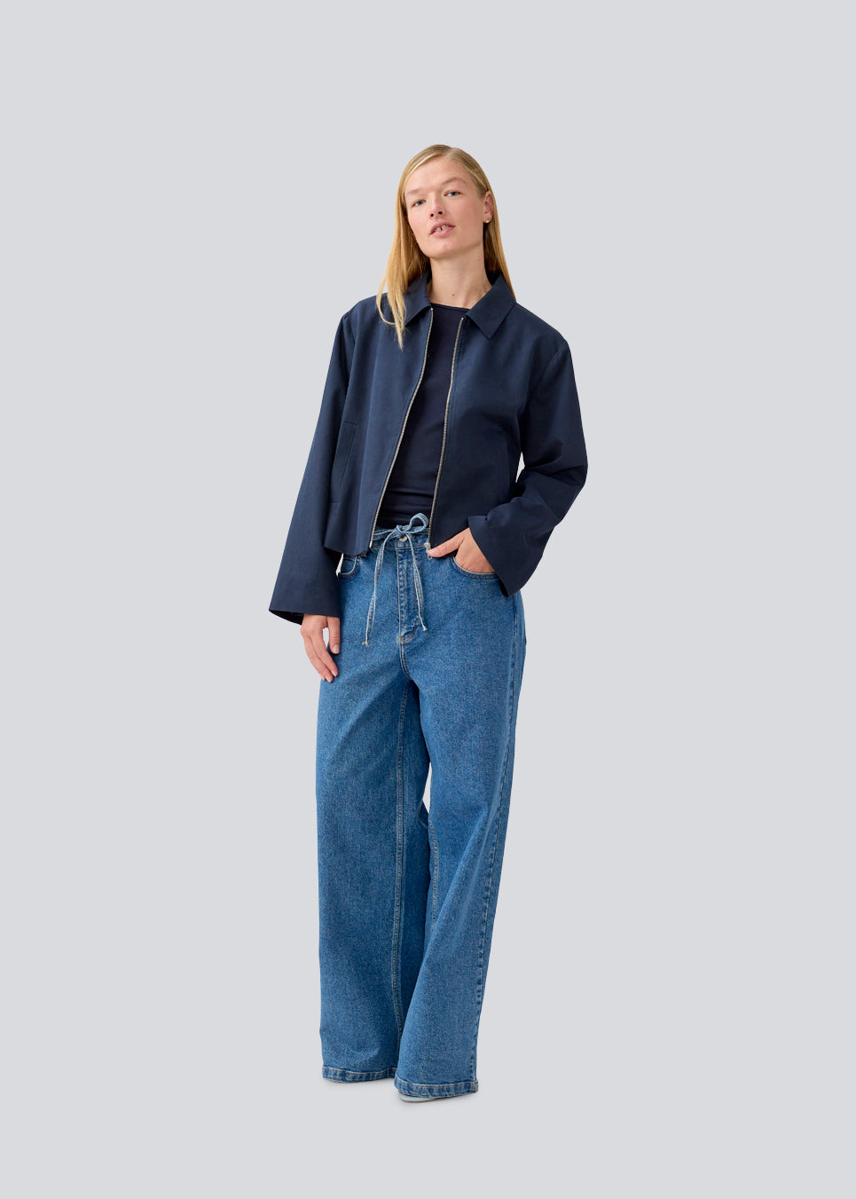 Simple jacket in navy with wide sleeves in a cotton mix. NalaniMD jacket has a loose fit, zipper closure and two front pockets. 