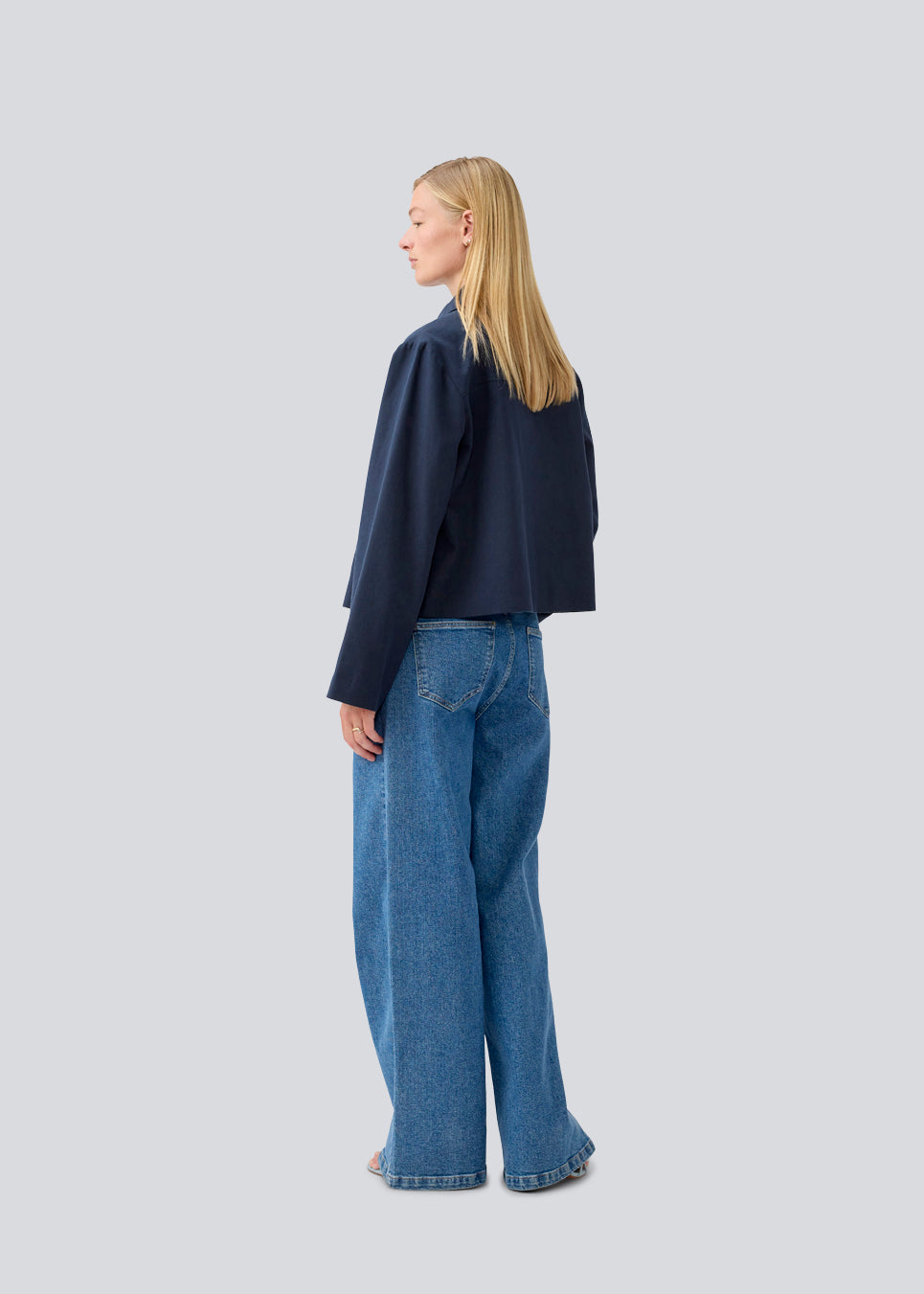 Simple jacket in navy with wide sleeves in a cotton mix. NalaniMD jacket has a loose fit, zipper closure and two front pockets. 