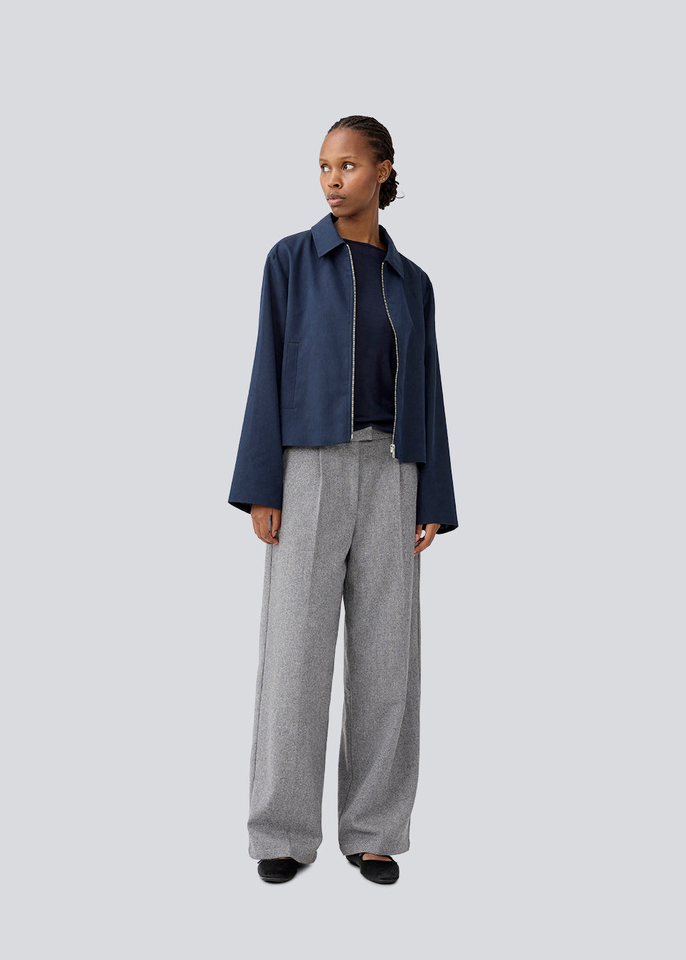 Simple jacket in navy with wide sleeves in a cotton mix. NalaniMD jacket has a loose fit, zipper closure and two front pockets. 