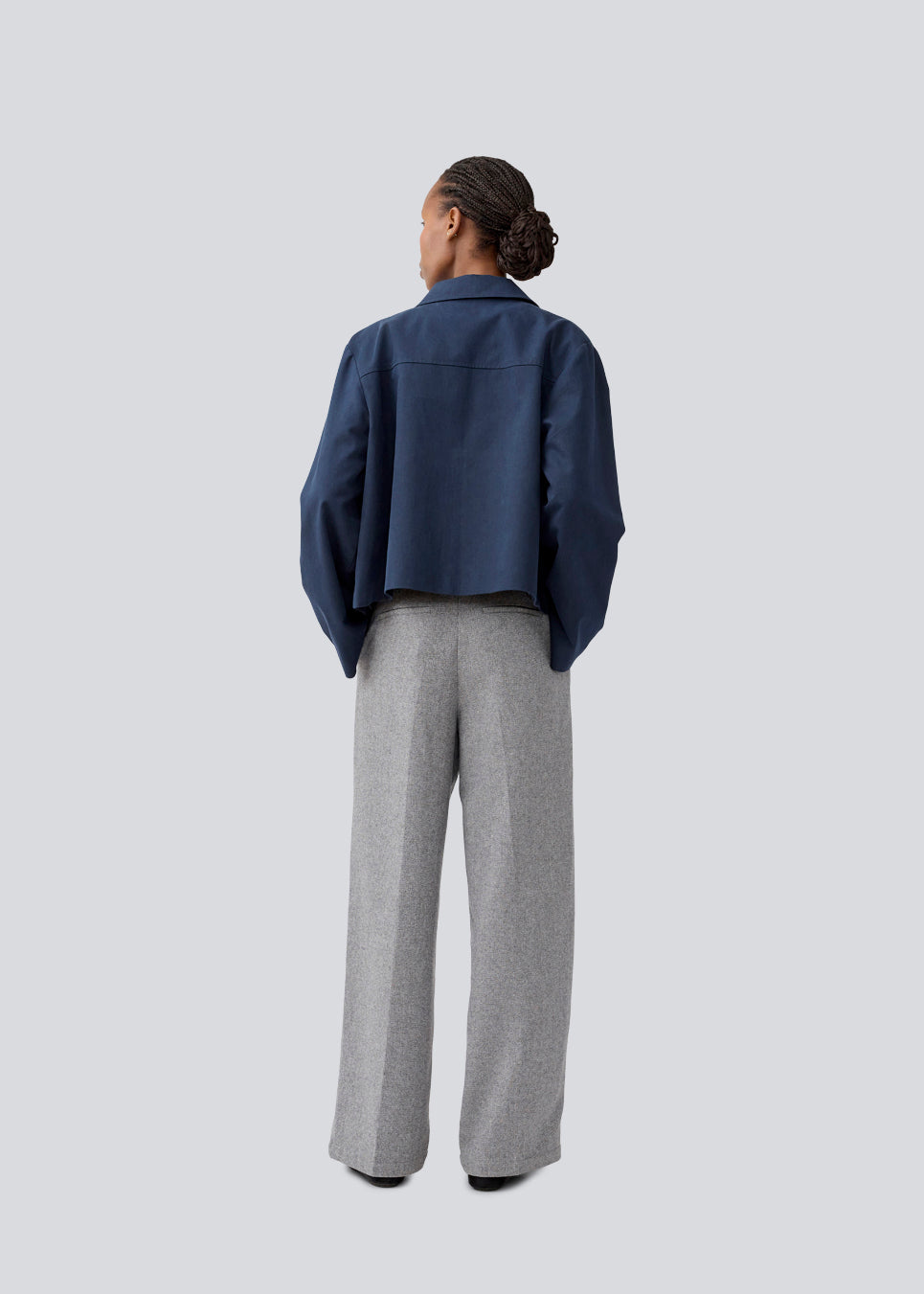 Simple jacket in navy with wide sleeves in a cotton mix. NalaniMD jacket has a loose fit, zipper closure and two front pockets. 