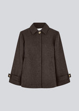 Classic short jacket in a wool mix. Ofiamd jacket has a relaxed fit, hidden button closure and collar. The model is 175 cm and wears a size s/36.