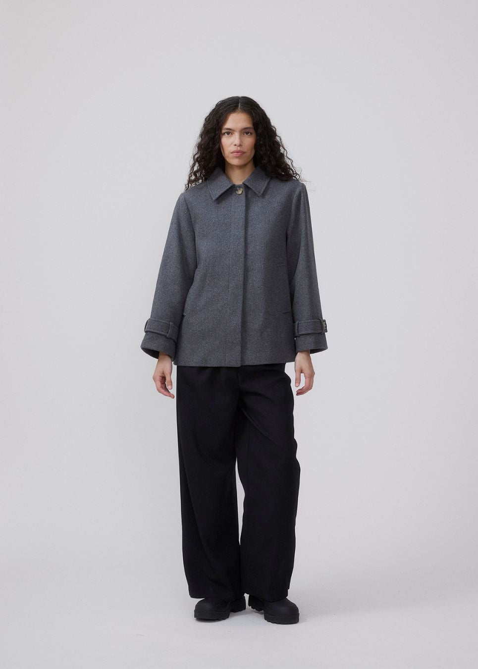 Classic short jacket in a wool mix. Ofiamd jacket has a relaxed fit, hidden button closure and collar. The model is 175 cm and wears a size s/36.