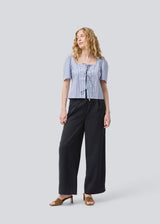 Short-sleeved top with tiband in 100% cotton. TimeMD top has a loose fit, a square neckline, and puff sleeves.
